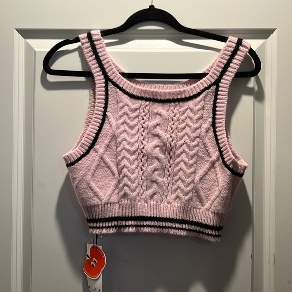 Pink and black knit cropped top 🩷🖤